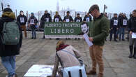 Venezia, flash mob a San Marco per Alberto Trentini