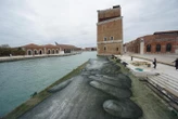 Woman Life chiede di escludere Iran da Biennale