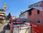 Entra nella casa in fiamme per salvare la madre, morto soffocato