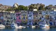 Il traghetto è in avaria, i prof affittano due gommoni per arrivare a scuola in tempo