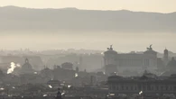 Ancora troppe auto nelle città italiane, ma scende l'inquinamento