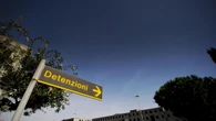 Agente penitenziario suicida nel parcheggio del carcere a Napoli