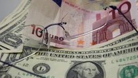Il dollaro si indebolisce ancora, ai minimi da quasi quattro anni