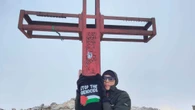 L'attrice Daniela Poggi sul Monte Amaro con la t-shirt per Gaza