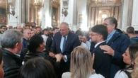 Applauso accoglie la bara di Paolo nella cattedrale di Palermo