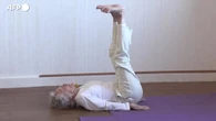 Regno Unito, la centenaria veterana della Seconda guerra mondiale che insegna yoga