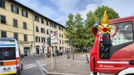 Cade ramo da un albero in piazza a Firenze, ferita passante
