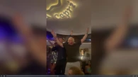 Capri, Boris Johnson canta in un locale insieme agli altri avventori
