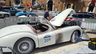 Auto Mille miglia prende fuoco in piazza Duomo Orvieto