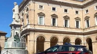 Gonfiavano assegni ricevuti per la spesa, anziana truffata
