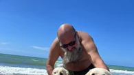 Travolto dalla corrente, cani bagnino salvano un 59enne