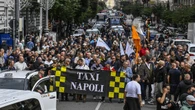 Piano traffico e ztl, sit-in dei tassisti in piazza dei Martiri a Napoli