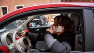 Alla guida con il cellulare, 2.320 patenti sospese a Napoli