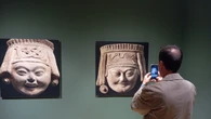 A Bogotà il sorriso delle statuette Mixteco nelle foto di Listri