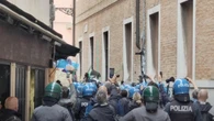 Tensioni tra manifestanti e forze ordine al festival Regioni