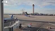 Denver, aereo dell'American Airlines prende fuoco in pista