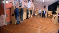 Australia al voto, ai seggi il primo ministro Albanese e... i bagnanti