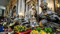 San Gennaro, fedeli in preghiera per l'elezione del nuovo Papa