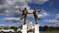 Riappare sul Mall la statua di Trump ed Epstein mano nella mano