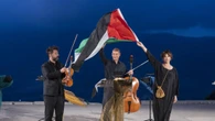 Laura Morante, 'no a guerre' e sventola bandiera Palestina