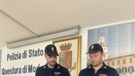 Occupa una casa e aggredisce i vicini con un bastone, arrestato
