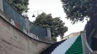 Una gradinata di Orgosolo si tinge dei colori della Palestina