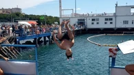 A Trieste Olimpiade dele Clanfe, tuffi folli e travestimenti
