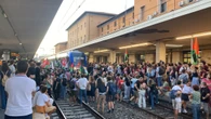 Centinaia di pro Pal bloccano treni in stazione a Pisa