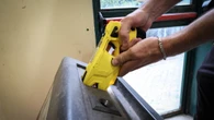 A Milano delibera su taser in aula, da sinistra un sì 'condizionato'
