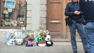 Madre uccide figlio: ancora fiori e giocattoli davanti casa