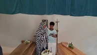 La bimba morta nel naufragio sepolta nel campo col papà