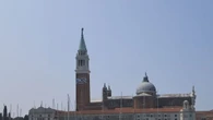 Striscione contro Bezos dal campanile San Giorgio a Venezia