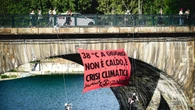Attivisti ambiente giù da un ponte con striscione a Torino