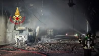 Galleria in A1 resta chiusa per danni dopo incendio Tir