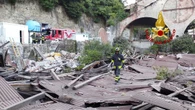 Crollata porzione di un capannone abbandonato a Genova