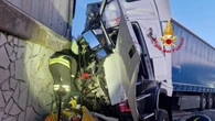Tir contro muro, salvo l'autista in cabina guida schiacciata