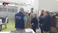 Al lavoro 90 ore a settimana, chiusa una fabbrica-dormitorio