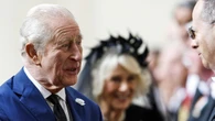 Re Carlo in Vaticano in blu chiaro, velo scuro per Camilla