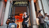 La musica di Rose Villain a Milano inaugura l'ora dell'aperitivo