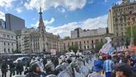 Polizia carica un corteo di pensionati, scontri a Buenos Aires