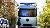 I camion intelligenti di Mercedes proteggono pedoni e bikers
