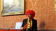 Viale (Radicali) in Consiglio a Torino vestito da clown