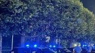 Aggredisce la moglie con un taglierino e si suicida nel Milanese