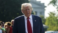 Trump arrivato in Scozia, prime proteste ad accoglierlo