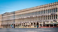 Cento rifugiati ritratti di spalle in Piazza San Marco a Venezia