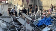 Gaza, si scava fra le macerie lasciate dall'ennesimo raid israeliano