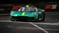 Aston Martin Valhalla supercar su pista e su strada