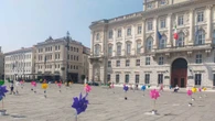 Piazza Unità d'Italia a Trieste si colora con 300 girandole