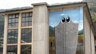 Statua preistorica sulla scuola, Ozmo celebra le radici di Aosta