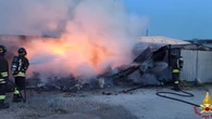 Corpo carbonizzato di un uomo trovato in roulotte incendiata